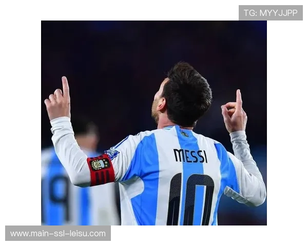 沙特小球迷高举梅西球衣观战西超杯,引发社交媒体热议